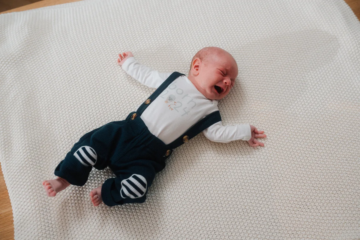 Der Moro-Reflex ist ein normaler frühkindlicher Reflex